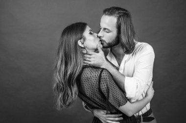 Mutlu erkek ve kadın kucaklaşır ve öpüşür, tutku