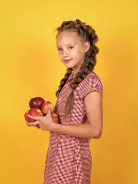 Çocuk beslenme ve çocukluk döneminde vitamin yemek için sağlıklı elma meyvesi tutuyor.
