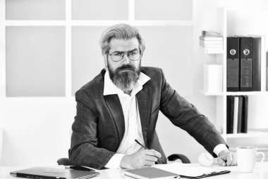 İş konsepti. Düşün ve karar ver. Strateji. Not alıyorum. Planım şu. Zaman yönetimi. Başarılı girişimci, resmi takım elbiseli adam ofisinde oturuyor. İşletme müdürü çalışıyor. Ofis hayatı