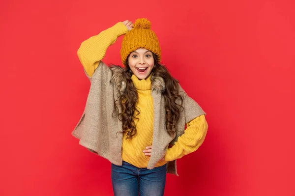 Ritratto di bambino che indossa vestiti caldi. esprimere emozione positiva. moda invernale. — Foto Stock