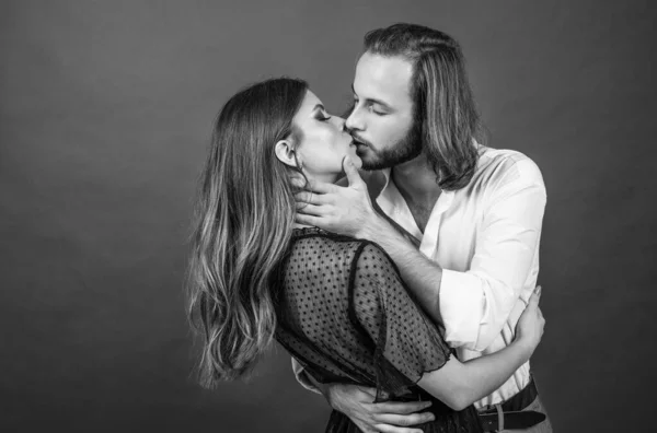 Šťastný muž a žena objetí a polibek, vášeň — Stock fotografie