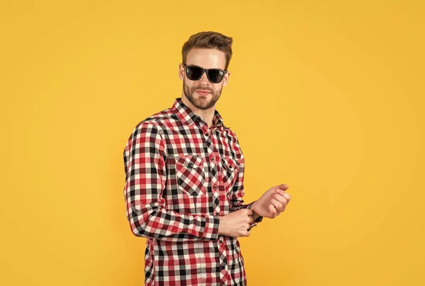 Sembra alla moda. acconciatura ben curata. bellezza maschile e look di moda. Camicia a scacchi per barbuto. uomo bello non rasato con setole in occhiali da sole. concetto di parrucchiere. giovani e fiduciosi — Foto Stock