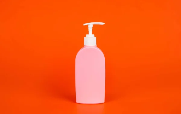 Hábito diário e cuidados pessoais. cosméticos de beleza de cuidados com a pele no fundo laranja. — Fotografia de Stock