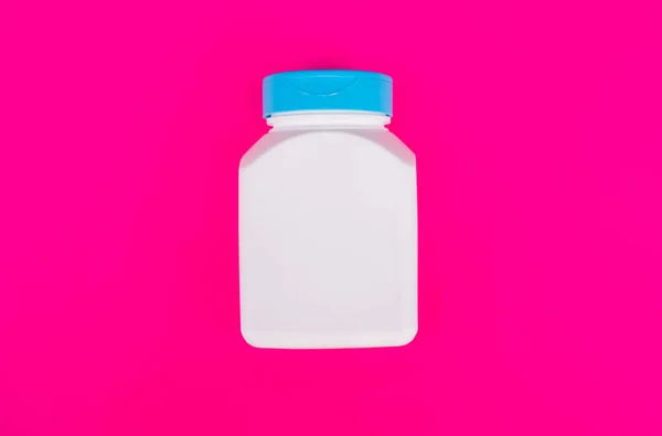 Πολυβιταμινούχο βάζο λευκό χρώμα σε ροζ φόντο, βιταμίνη — Φωτογραφία Αρχείου