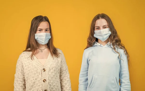 Covid-19 e saúde. meninas em máscara médica respirador. pacientes em item de segurança. higiene na pandemia do coronavírus. quarentena epidémica. Bloqueio. evitar o contato uns com os outros — Fotografia de Stock