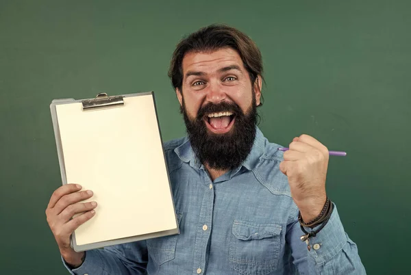 Annuncio. uomo felice con la barba che tiene il quaderno. Problemi nello studio. istruzione formale. studente di sesso maschile a scuola lezione con cartella di lavoro. superare l'esame. imparare l'argomento. copia spazio — Foto Stock