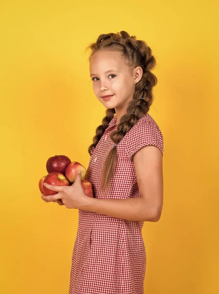 Çocuk beslenme ve çocukluk döneminde vitamin yemek için sağlıklı elma meyvesi tutuyor.