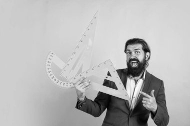 Mutlu adam üçgen ve açıölçer ile matematik çalışmaya hazır, kök disiplini