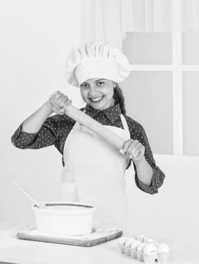 Çocuk çocukluğunda hamuru oklavayla yuvarlamaya hazır.