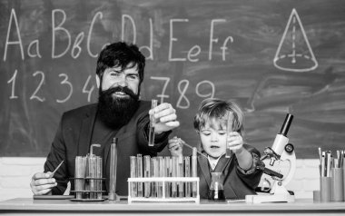 Okul dersi. Azim meyvesini verir. Dikkat eksikliği hiperaktivite bozukluğu. Öğretmen çocuk test tüpleri. Kimyasal deney. Odaklanmakta ve okul ödevlerini tamamlamakta zorlanıyorum. Okulda dikkat eksikliği belirtileri var.