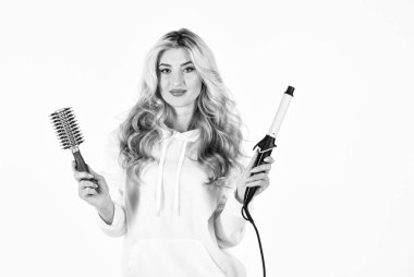 Sakin ol ve saçını yaptır. Dalgalar ve kıvırcık saç stili. Sarı permalı saçlar. Uzun kıvırcık saçlı güzel sarışın manken kız. Güzellik portresi. Lüks saçlı kız.