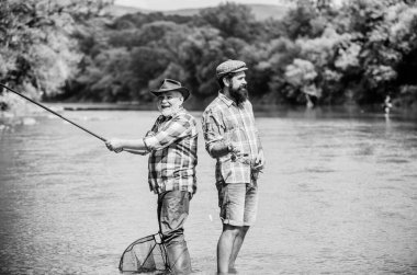 Huzurlu bir aktivite. İyi yakaladın. Olta ve olta. Balıkçı balıkçı ekipmanları. Balıkçı dede ve olgun erkek arkadaşlar. Balıkçı ailesi. Hobi spor aktivitesi. Baba oğul balık tutuyor. Yaz haftasonu