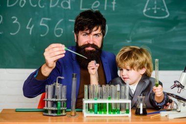 Baba ve oğul okulda. Öğretmen ve küçük çocuk. Biyoloji laboratuvarı. Okula dönelim. Okulda kimya öğreniyorum. Bilim adamı araştırması ve deneyleri Kimyamız uyuşuyor