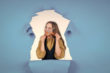 Çocuk modası. Havalı ve şık. Saç stili için makas kullanan kuaför salonu araçları.