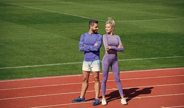 Antrenmandan önce. Sporcu ve sporcu. Spor çifti iyi bir takımdır. Fitness partnerleri. Atletik erkek ve kadın yarıştan sonra rahatlar. Stadyum koşu pistinde erkek ve kadın koç. sağlıklı yaşam tarzı — Stok fotoğraf