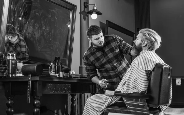 De manhã. barba e bigode. Cabeleireiro profissional no interior da barbearia. Retrato de barba de homem elegante. barbear. Cabeleireiro na barbearia. homem no salão de cabeleireiro com corte de cabelo hipster — Fotografia de Stock