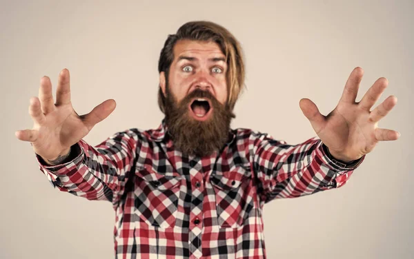 Oh, Dios mío. Retrato de hipster barbudo. tipo con la barba larga y exuberante bigote en la cara. un hombre guapo y seguro tiene un peinado perfecto. sorprendido hombre barbudo con camisa a cuadros. concepto de belleza masculina — Foto de Stock