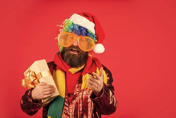 Желаю вам мира и процветания. Рождественский подарок. Веселый парень, красочная прическа. Смешной человек с бородой. Классные блюда. Зимние каникулы. Бородач празднует Рождество. Рождественские идеи развлечений — стоковое фото