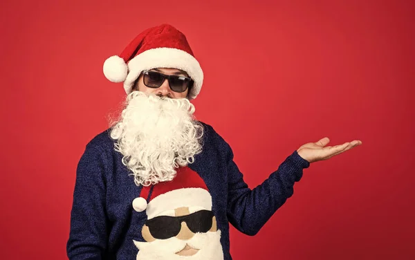 髭と口ひげを生やした幸せな男性ヒップスターは、クリスマスパーティーのお祝いのためにサンタの帽子を身に着けています,製品を提示,コピースペース — ストック写真