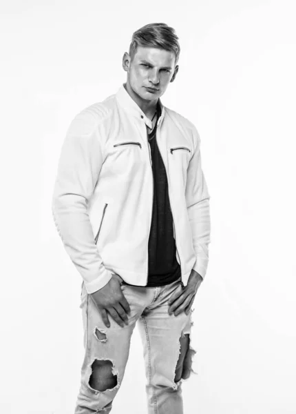 Sexy jovem cara pose no casual rua estilo desgaste isolado no branco, moda — Fotografia de Stock
