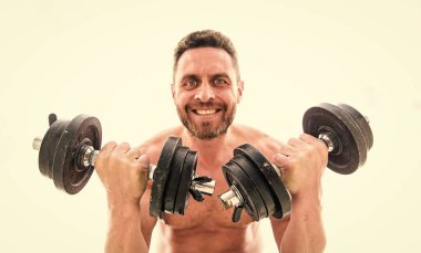 Güçlü karın kası olan bir sporcu. Steroitler. Atletik vücut. Aptal jimnastik salonu. Halterle egzersiz yapan kaslı bir adam. Spor malzemeleri. Mükemmel vücut. Fitness sağlık diyeti. Acı yoksa kazanç da yok. Mutlu sporcu.