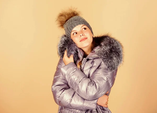Zahřívám se. Nenáročná zimní bunda je o něco stylovější a má více komfortu, jako je větší kapuce kožešiny na kapotě. Módní dívka zimní oblečení. Módní kabát a klobouk. Módní trend. Faux kožich — Stock fotografie