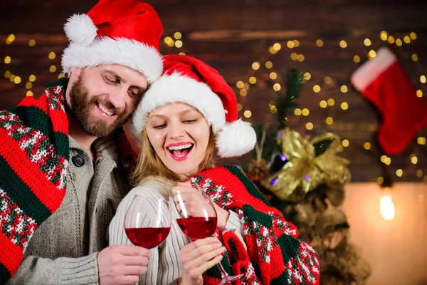 Ζευγάρι ερωτευμένο απολαμβάνει κόκκινο κρασί. Ρομαντική γιορτή. Καλά Χριστούγεννα. Γιορτάζουμε μαζί. Αγαπημένοι άνθρωποι έννοια. Αγαπάω τις καρδιές. Άνδρας γυναίκα όμορφη γιορτάζει το νέο έτος. Γιορτάζοντας τις χειμερινές διακοπές — Φωτογραφία Αρχείου
