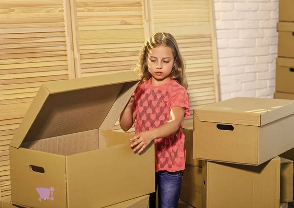 纸板箱-搬到新房子。快乐的孩子纸板箱。购买新住所。快乐的小女孩带着玩具。移动的概念。新公寓。巨大的便利 — 图库照片