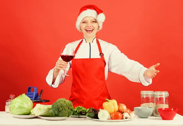 Kerstdiner idee. Kerstmenu. Vrouwelijke chef-kok of huisvrouw koken en wijn drinken. Geen stress. De beste kerstrecepten. Geniet van eenvoudige ideeën voor het winterfeest en het vakantiediner. Feestelijke menukeuze — Stockfoto