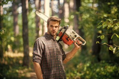 Ormanda kaçak avcı. Ormanların tahrip edilmesi. Korucu ya da kaçak. Forster 'ın kullandığı testere. Piknik ateşi için yakacak odun arayın. Vahşi doğada hayatta kalmak. İnsan ve doğa. Ormanda yürüyüş yapan bir adam. Endişe yok, acele yok.