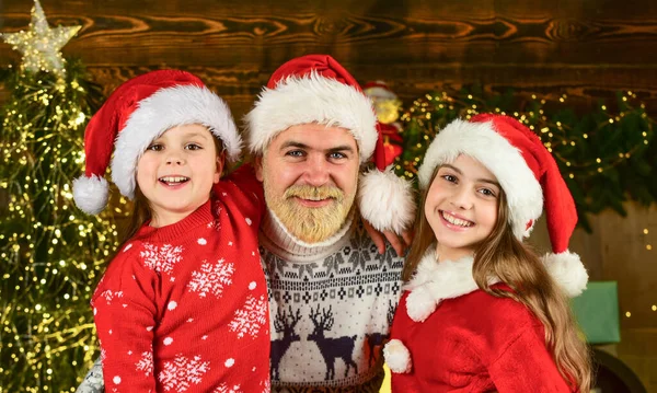 Las niñas pequeñas aman a su padre. Papá e hijas decoran el hogar. Papá Noel barbudo con niños. Árbol de Navidad con luces. invierno perfecto. Se acerca el año nuevo. familia feliz celebrar la Navidad —  Fotos de Stock