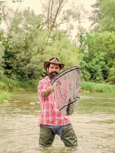 Atterraggio dei pescatori. uomo maturo pesca a mosca. uomo cattura il pesce. pescatore mostrano tecnica di pesca uso canna. hobby e attività sportive. Buon pescatore barbuto in acqua. weekend estivo. Pesca a mosca — Foto Stock