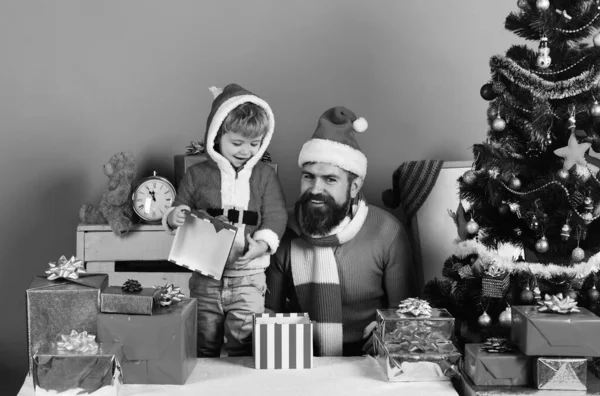 Véspera de Natal e conceito surpresa. Papai Noel e pequeno assistente — Fotografia de Stock