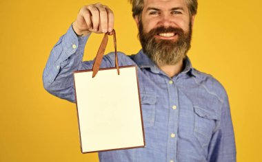 Perakende konsepti. Hipster satış fiyatını satın alıyor. Siber pazartesi indirimi. Güzel alışveriş. Sakallı adam, alışveriş torbalarını tut. Yakışıklı bir alıcı. Mevsimlik satış. Özel fiyat. İyi ki doğdun Hediye al. Kara Cuma