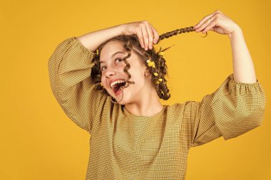 Parlak buklelerin tadını çıkarıyorum. Şekil vermek için yağ kremi. Kuaför malzemeleri. Güzel, sağlıklı saçlar. Moda ve güzellik. Küçük kız kuaför salonu. Küçük kıvırcık saçlı çocuk. Parti için saç stili