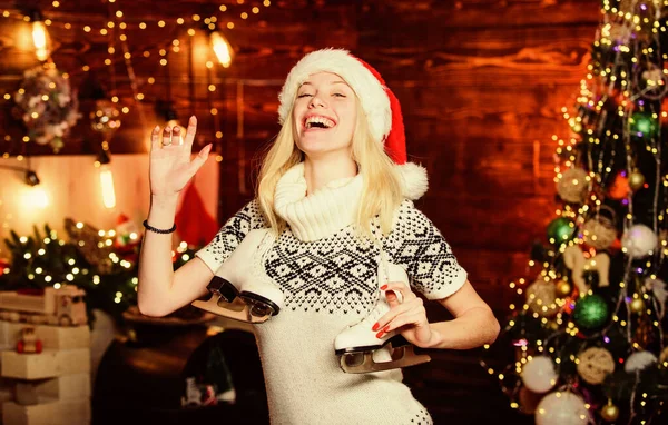Patenci Noel hediyesi. Artistik patenli kadın Noel Baba şapkası. Bir çift patenli neşeli kız. Kış eğlencesi Noel tatili. Kış sporları. Boş vakitler için fikirler. Alet edevat açık hava sporu. Etkin kış — Stok fotoğraf