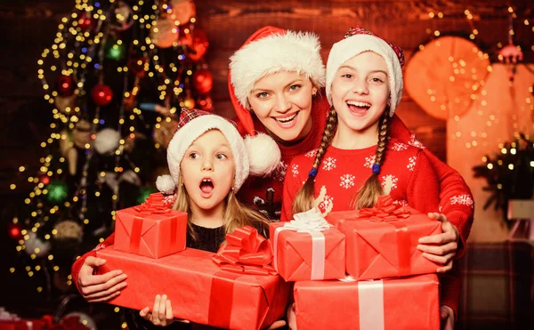 Lograr impecable día de Navidad. Niñas con muchas cajas de regalo. La rutina de la mañana de Navidad para las madres. Mamá abrazo hijas cerca del árbol de navidad. Concepto familiar feliz. Momentos maravillosos Navidad —  Fotos de Stock