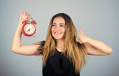 Başarı. Kadının geç kalması. İş için son gün. Zaman yönetimi. Zaman dilimi. Dakiklik ve disiplin. Kız çalar saati tutuyor. Rejim erken uyanma. Zil çalıyor. Günaydın. Stres kavramı