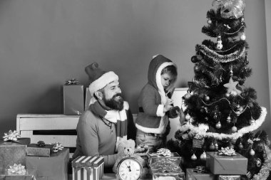 Noel ağacı süsleyen çocuklu mutlu bir aile.