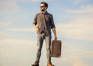 Tatil zamanı. Seyahat acentesi. İş gezisi. Yakışıklı bir gezgin. Bagajla seyahat et. Klasik valizli bir adam. Bagaj konsepti. Gezgin blogcu. Eşyalarını bagajda taşıyan bir adam.