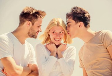 Arkadaş bölgesi konsepti. Birlikte mutluyuz. Neşeli arkadaşlar. İnsanlar dışarıda. Mutlu kadın ve iki erkek. Üye arkadaşlığı romantik bir ilişkiye girmek ister. Arkadaşlık aşkı. Arkadaşlık ilişkileri