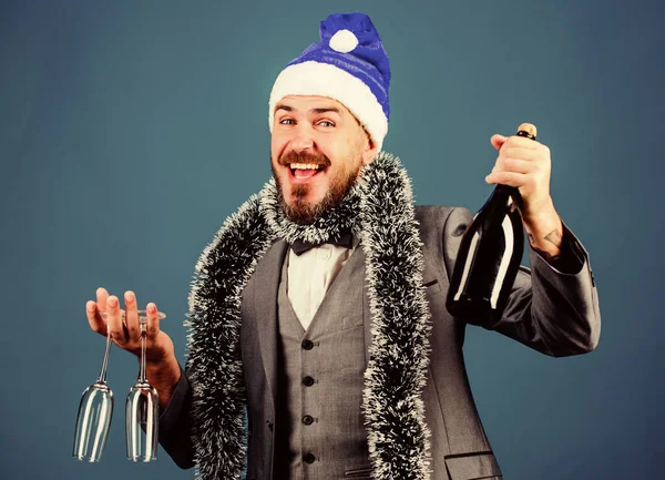 Csatlakozz az irodai bulihoz. Vállalati karácsonyi buli. A szakállas hipszter télapósapkás ünnepi kiegészítőt visel. Ünnepeljük az új évet. Nagyszerű ünneplés. Karácsonyi partiszervezők. Vállalati parti ötletek. Jó szórakozást. — Stock Fotó