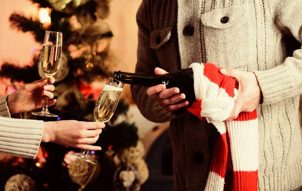 Champagne paar glazen. Glas gevuld mousserende wijn of champagne. Proost concept. Nieuwjaarstraditie. Vrolijk kerstfeest. Bijna middernacht. Alcoholdrank. We hebben een leuke tijd. Toast. Glas champagne. — Stockfoto