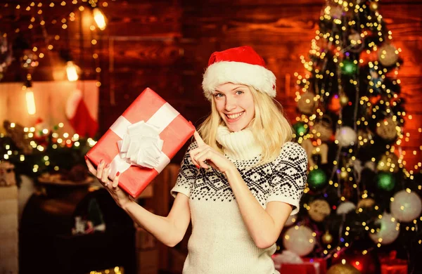 冬休みだショッピングコンセプト。きれいな女性はクリスマスを祝う。完璧な贈り物は、思考の配信とプレゼンテーションの組み合わせです。完璧なギフトを選択する方法。女の子サンタクラスともにギフトボックス — ストック写真
