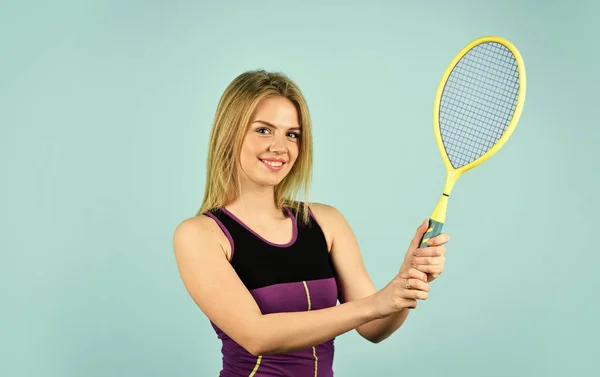 Sağlığın Peşinde 'de. Kız tenisçi. Spor müsabakası. Kadın atlet tenis kortu oynuyor. Puanlama sistemi. Squash maçı. Raket sporları. Tenis kulübü. Gülümseyen atletik kız tenis raketi tutuyor. — Stok fotoğraf