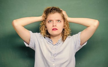 Bir sürü iş. Eğitim. Öğrenci hayatı. Tahtada çok çalışan bir öğrenci. Bilgi günü. boş tahta bilgisi. Okula dönüyorum. Kadınlar çalışmayı sever. Bayan öğretmen okulda.