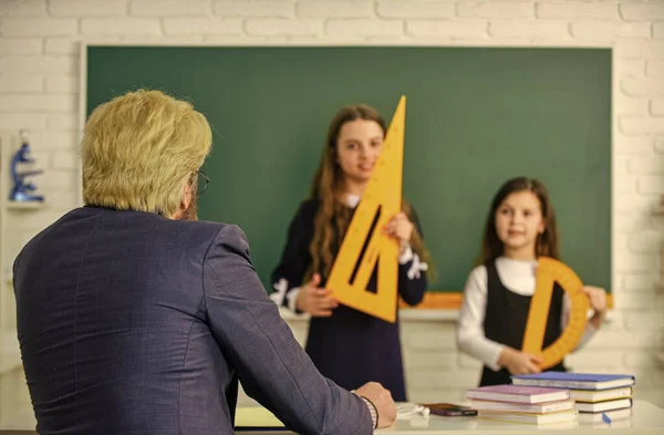 Discipline staminali. aiuto e supporto. Allievo elementare con insegnante in aula. Gruppo di discussione di bambini e insegnanti. Insegnante e apprendimento dei bambini. studiare insieme è bello. torna a scuola — Foto Stock