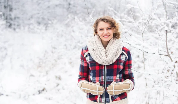 La neige rend tout à l'extérieur incroyable. Femme vêtements chauds forêt enneigée. La nature recouvre la neige. Idées passionnantes de séances photo d'hiver. Les flocons de neige sont de minuscules cristaux. La neige ajoute un charme unique. Tenue d'hiver — Photo