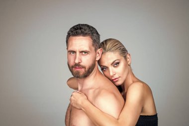 Soyunan erkek ve kadına aşık seksi çift, kucaklaşan, ilişki