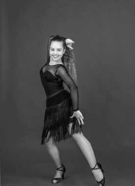 Küçük kız, güzel balo dansçısı. Siyah elbiseler giyip dans kursuna gidiyor.